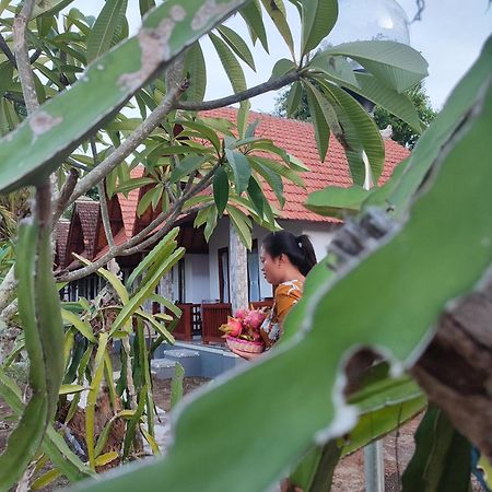 Santhi Guna Bungalow Toyapakeh Exterior photo